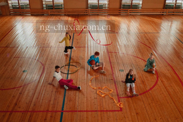 湖南长沙城市天际线剪影，点缀初夏绿色调